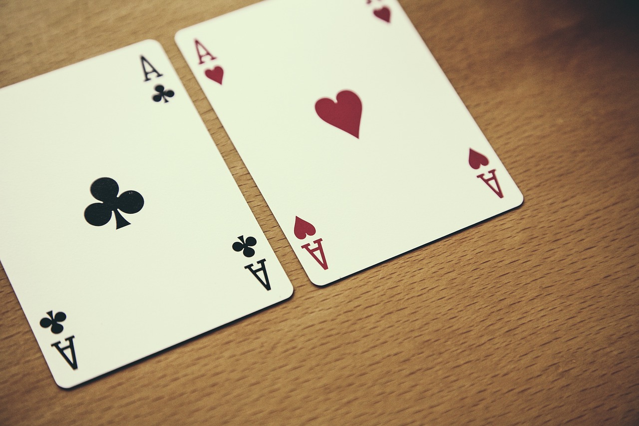 https://www.reddit.com/r/poker/comments/1u8l7r8/does_anyone_know_of_any_sitesreputable_or_notthat/ - 【牌局安全】私人牌局中，能看别人底牌的作弊网站真